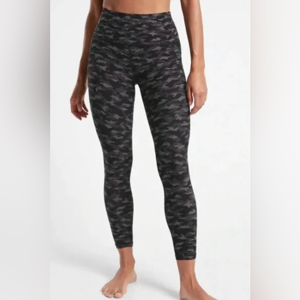 Athleta Salutation Stash Pocket II Printed 7/8 Tight Women's L Black Camo.
